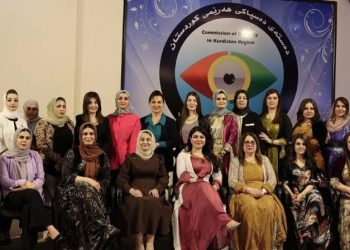 بە ئامادەبوونی بەڕێز دکتۆر احمد ئەنوەر سەرۆکی دەستەی دەسپاکی ڕۆژی ٨ مارس پیرۆز كراو لە لایەن ھاژە عمر بەڕێوەبەری نوسینگەی سەرۆکی دستە دیاری بەسەر خانماندا دابەش كرا